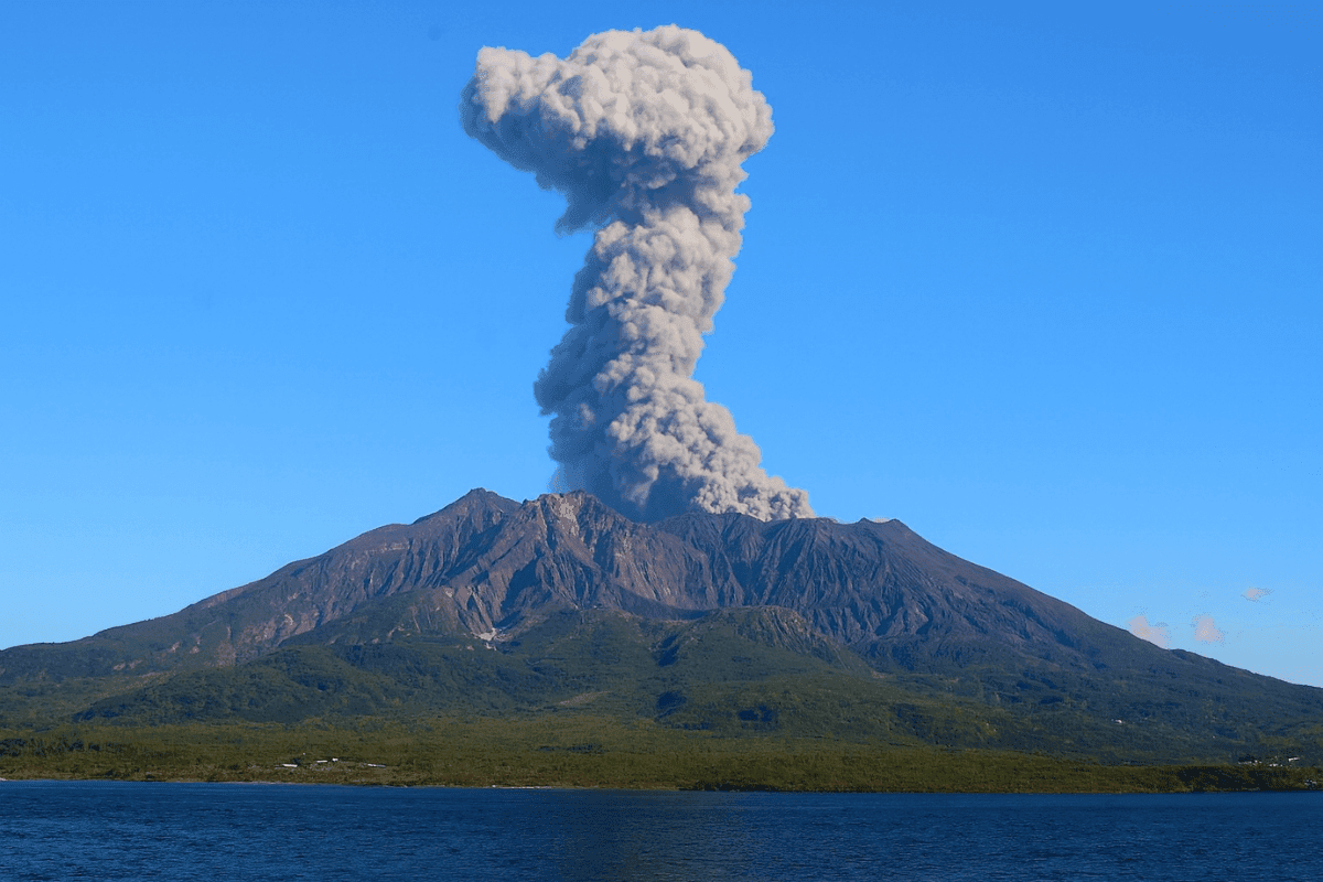 Volcano erupts on Japan's Sakurajima creating 4,400m high plume