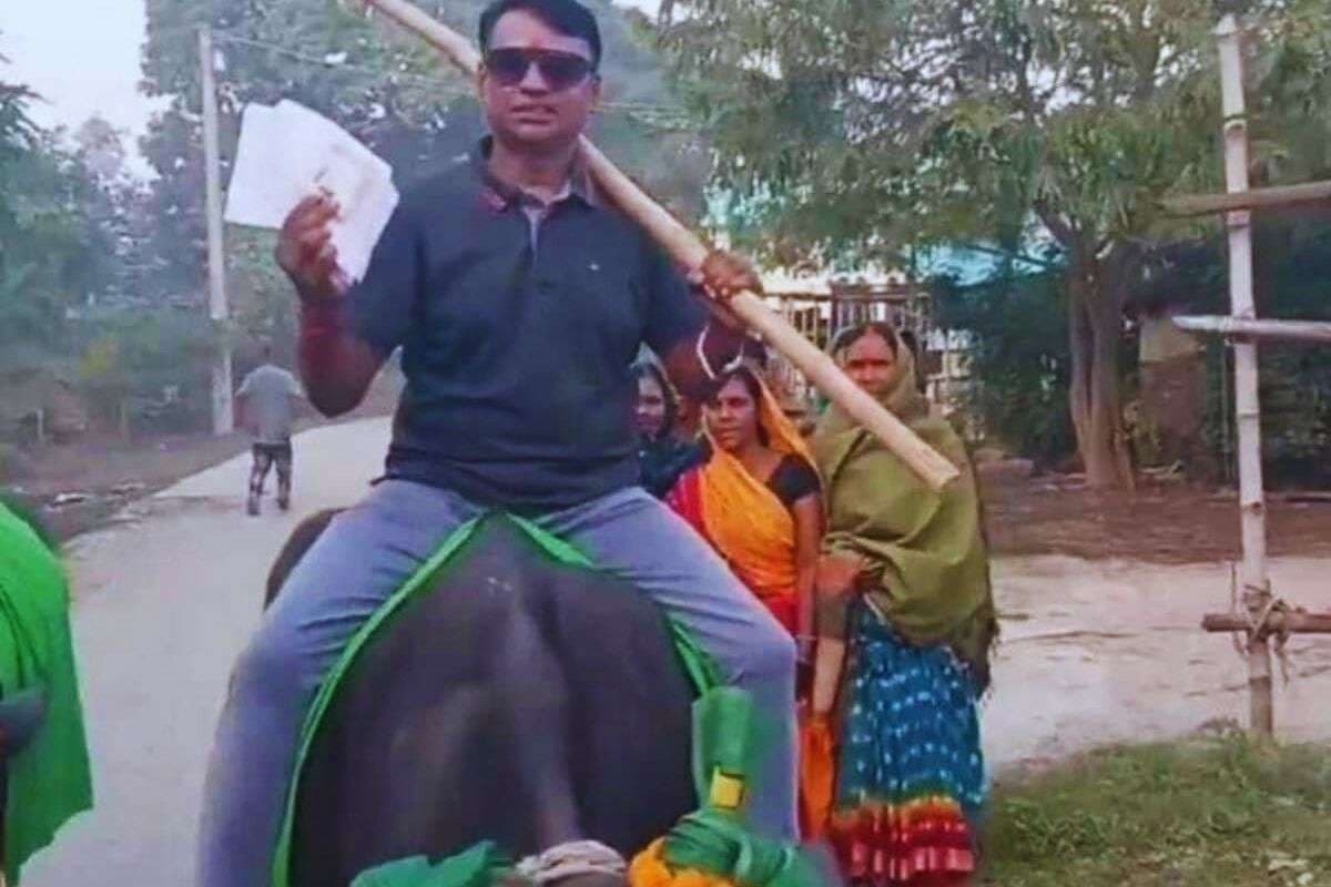 पोलिंग बूथ पहुंचने का आकर्षक अंदाज, गाड़ी नहीं मिली तो भैंस पर चढ़कर मतदान करने पहुंचा वोटर, प्रत्याशी ने की घोड़े की सवारी