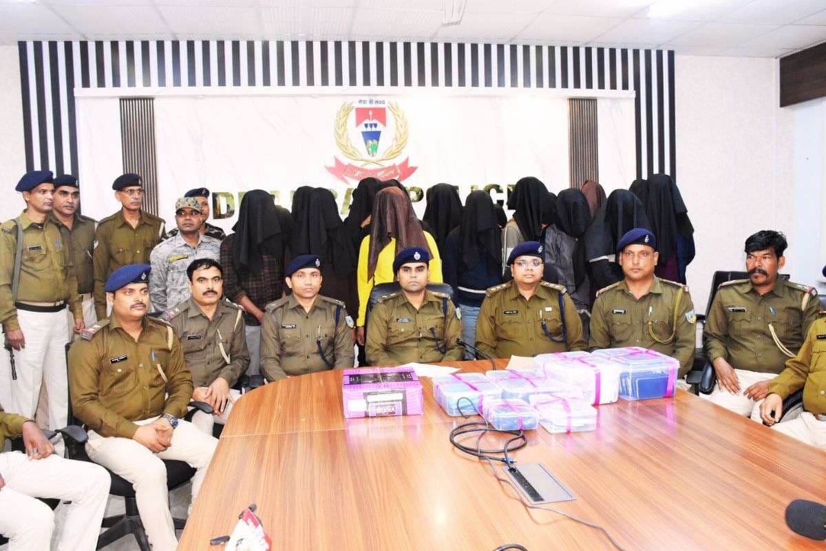 पश्चिम बंगाल कांस्टेबल भर्ती परीक्षा फर्जीवाड़ा मामले में धनबाद पुलिस की कार्रवाई, लॉज संचालक समेत 17 गिरफ्तार