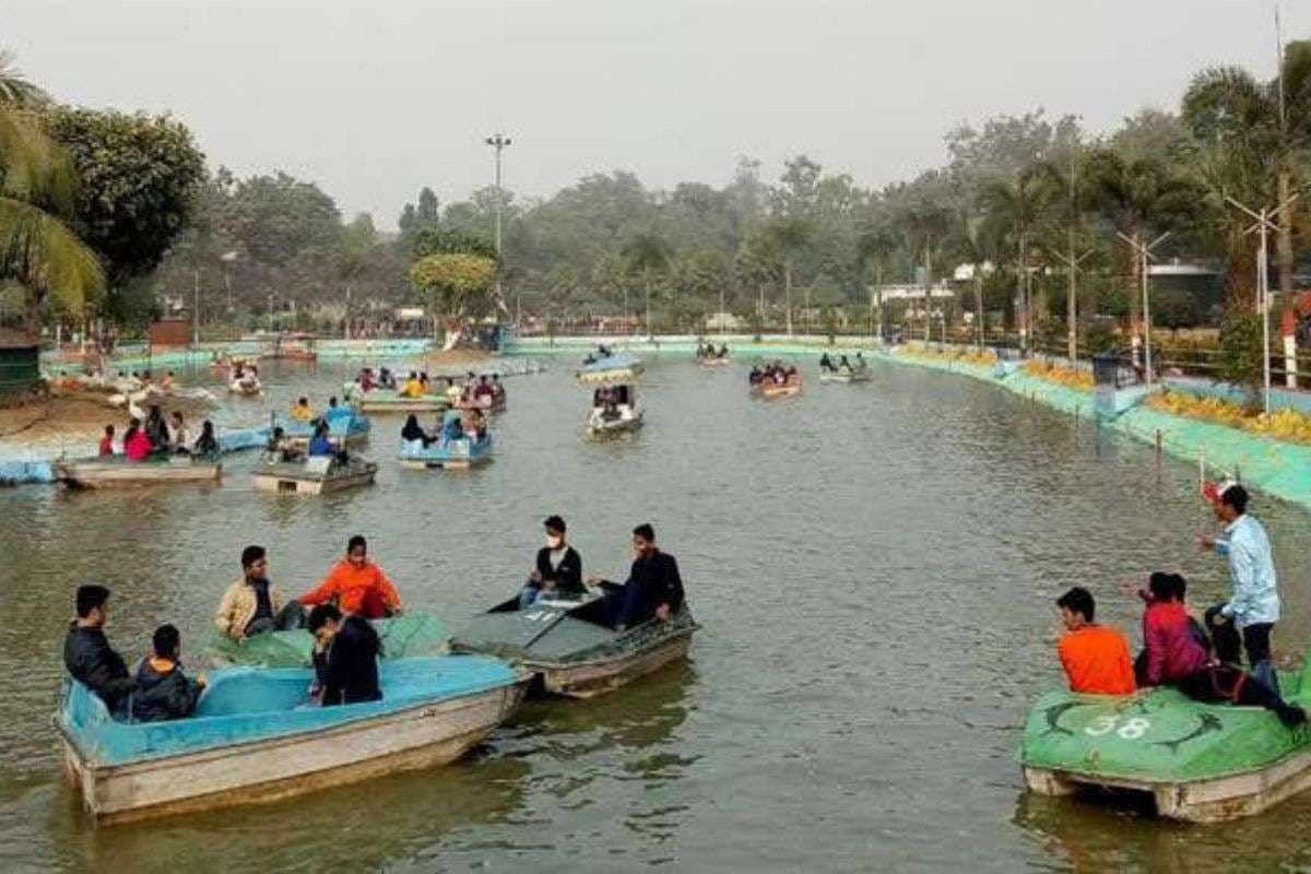 With cold number of tourists in zoos and parks is increasing