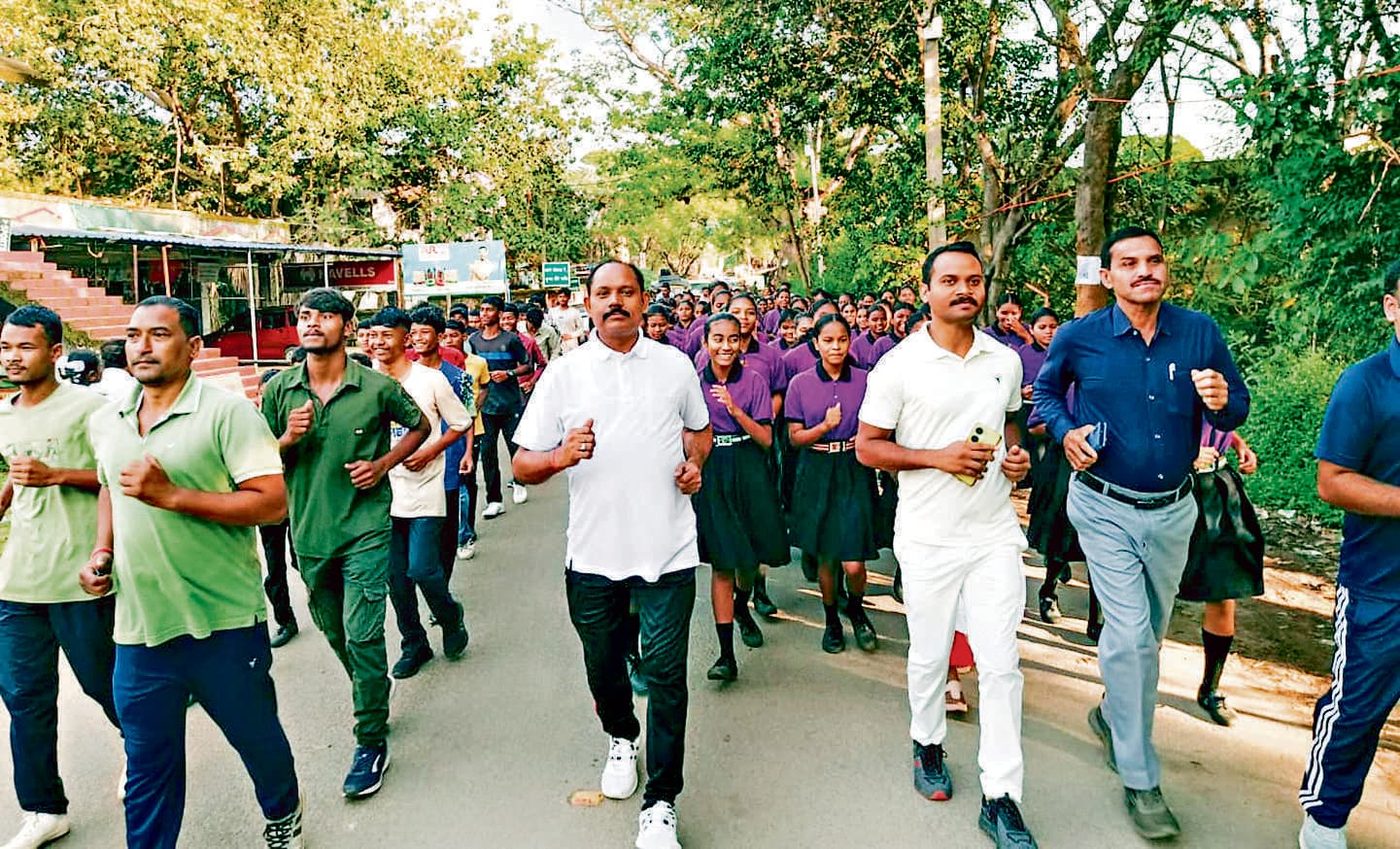 Chaibasa News : रन फॉर यूनिटी में उमड़ा उत्साह, थाना प्रभारी ने बच्चों को किया प्रोत्साहित