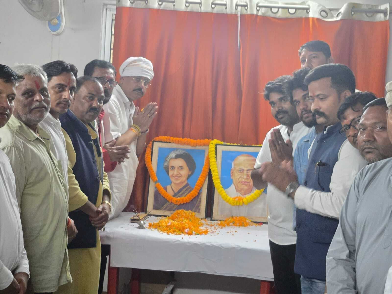 Dhanbad News: कांग्रेस ने इंदिरा गांधी व सरदार पटेल को दी श्रद्धांजलि