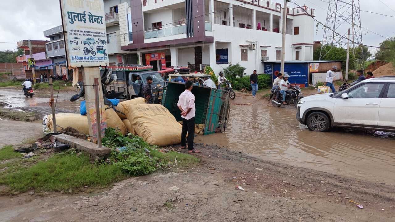 परेशानी का सबब बना कुदरा-भभुआ रोड का जलजमाव