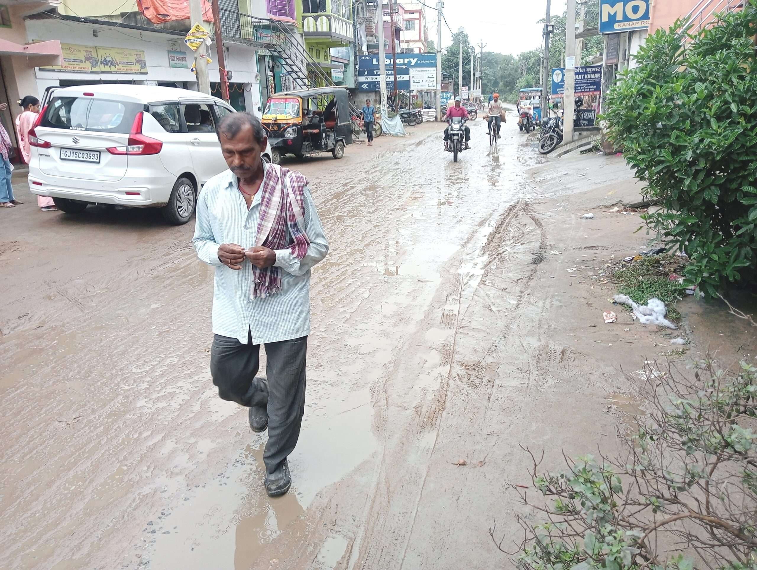 बेमौसम बारिश से सड़क कीचड़मय, चलना मुश्किल