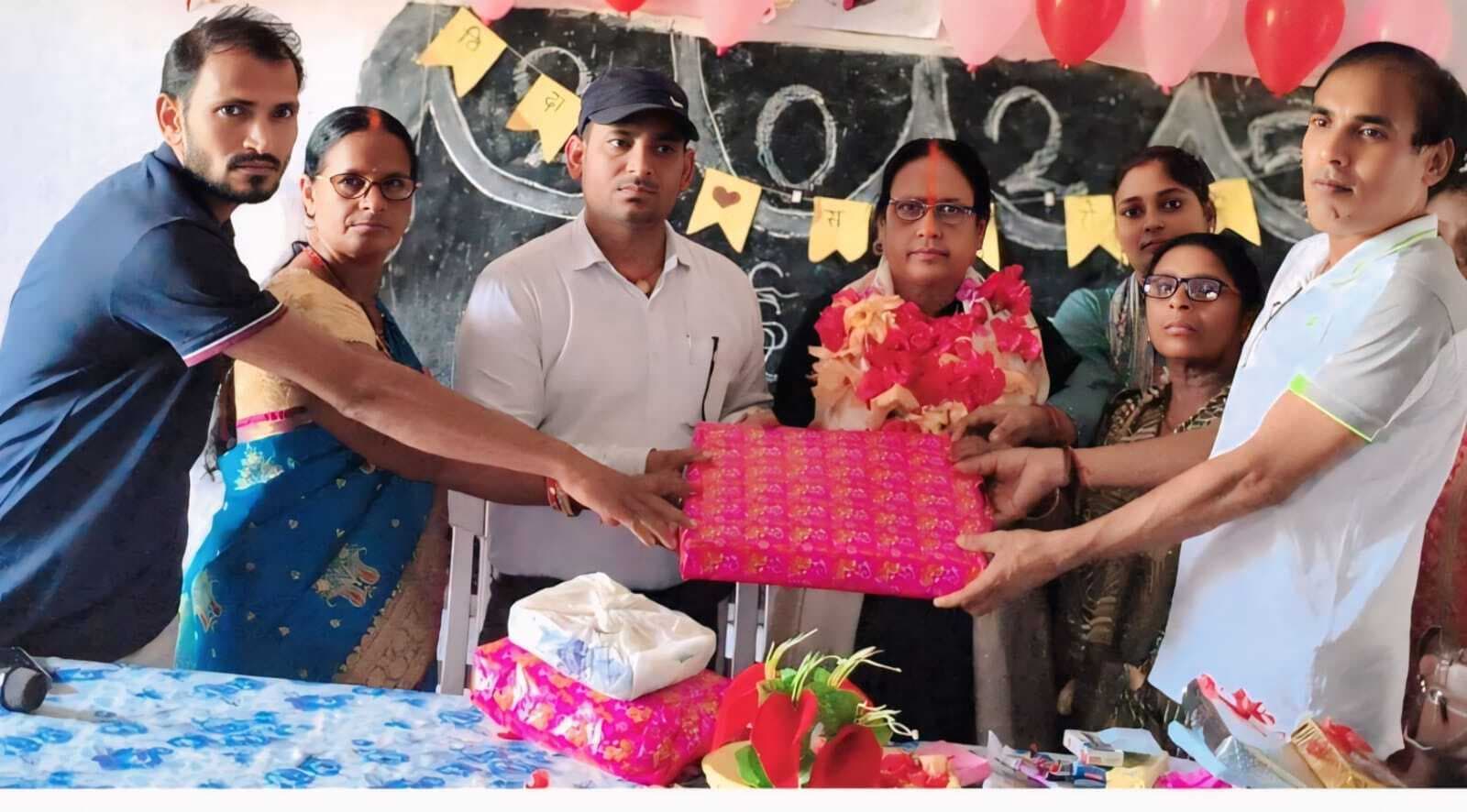 सेवानिवृत्ति के बाद शिक्षिका को दी गयी विदाई