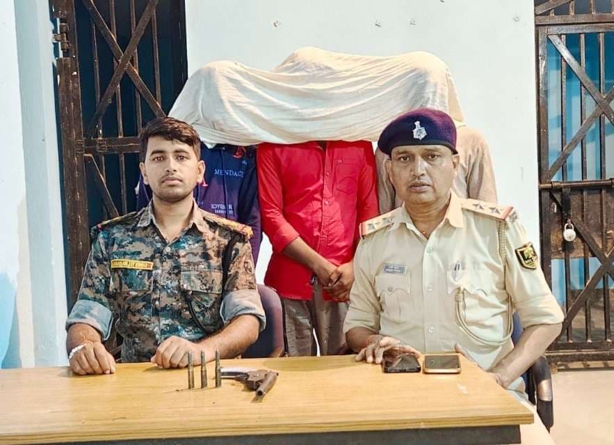 देवकुंड पुलिस की कार्रवाई : अवैध हथियार के साथ तीन युवक गिरफ्तार