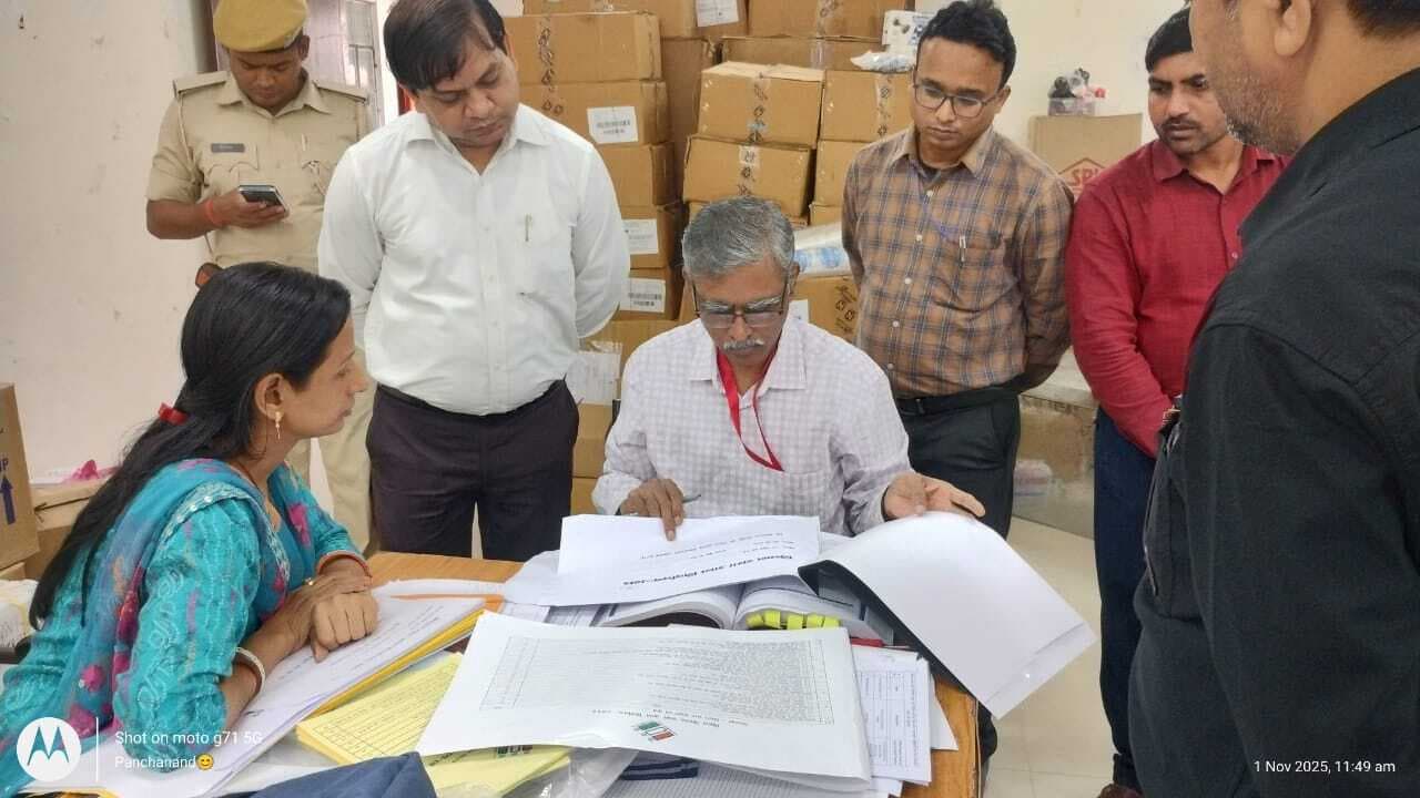 प्रेक्षक ने किया मतदान सामग्री कोषांग का निरीक्षण