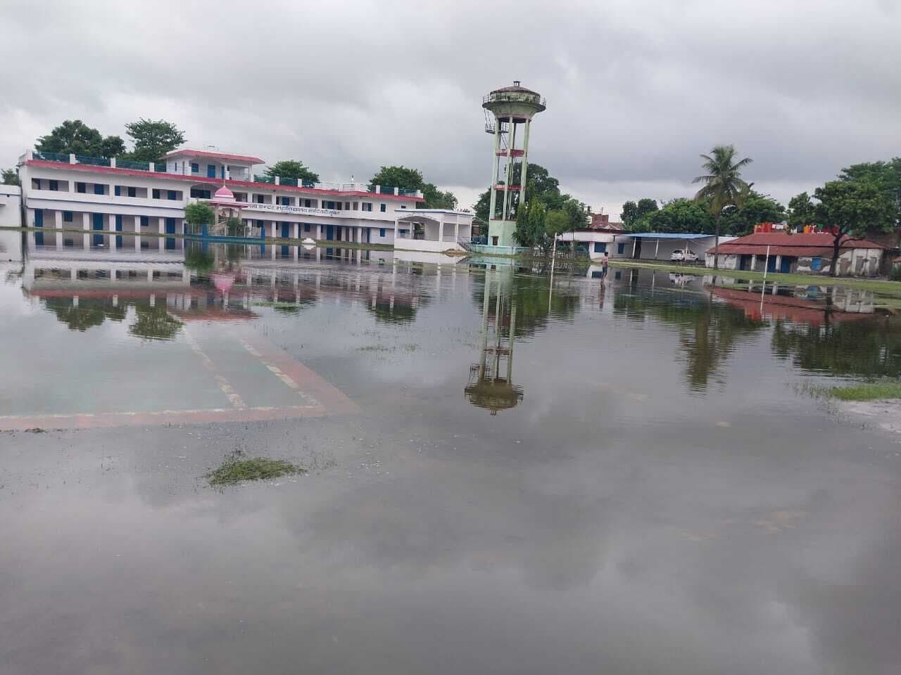 कॉलेज परिसर में बारिश का पानी जमा होने से परेशानी