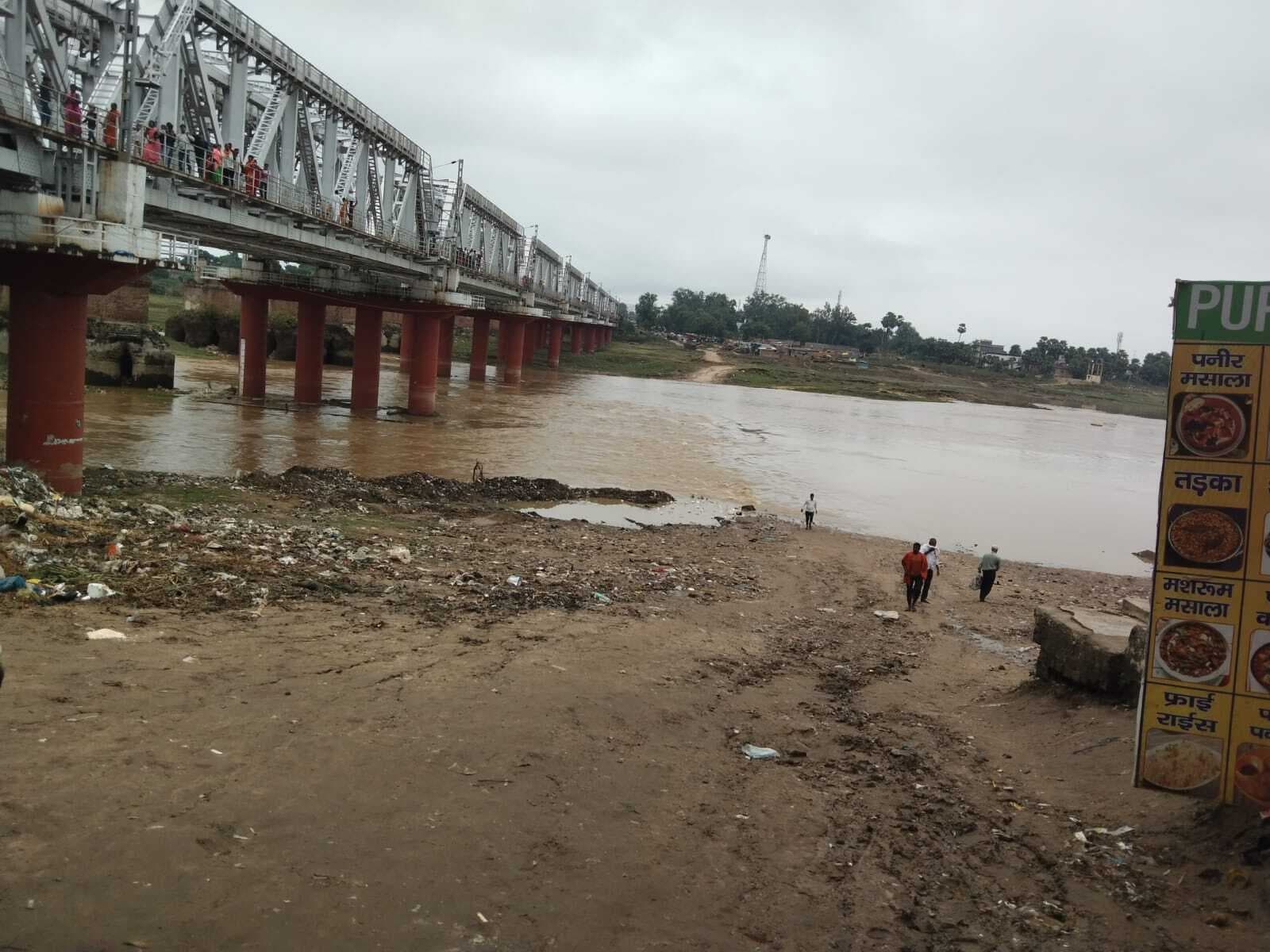 चक्रवाती तूफान व बारिश के कारण किसानों के धान का फसल हुई बर्बाद