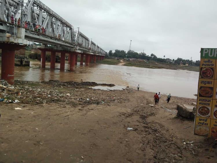 चक्रवाती तूफान व बारिश के कारण किसानों के धान का फसल हुई बर्बाद
