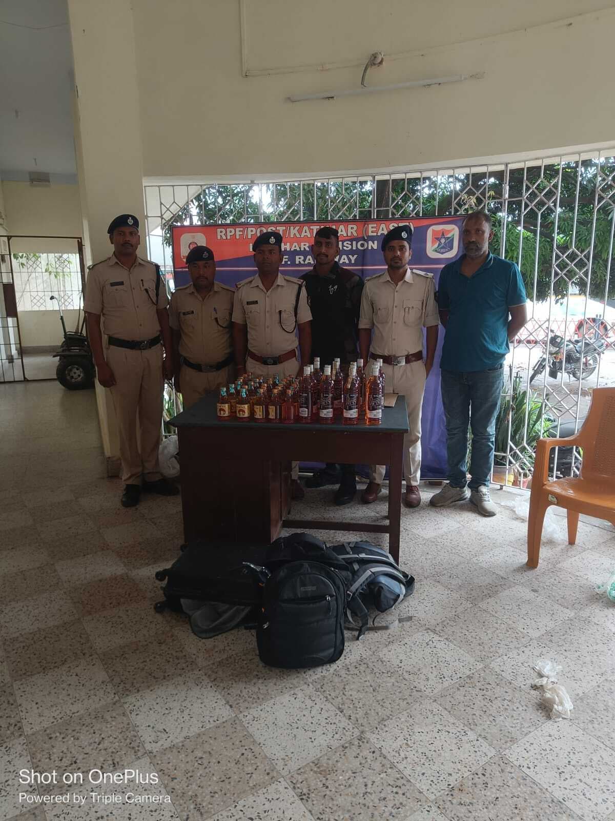 राजधानी व अवध-असम ट्रेन से लावारिस स्थिति में शराब बरामद