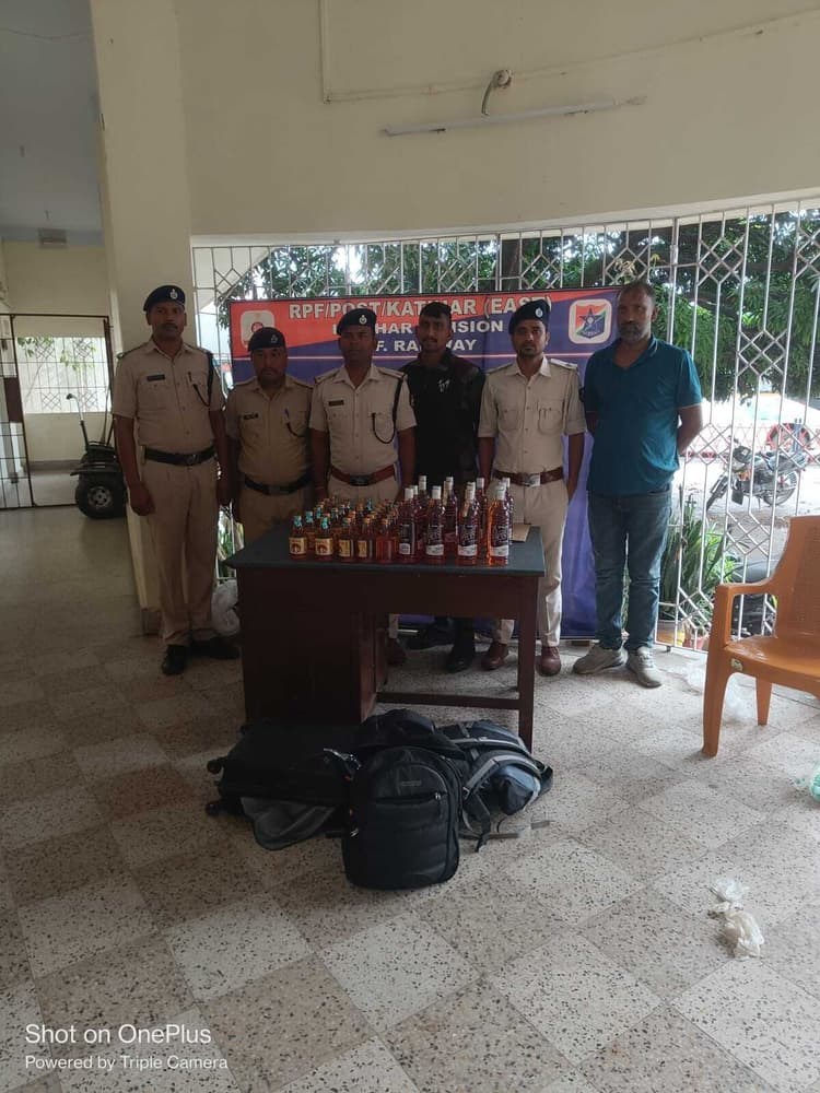 राजधानी व अवध-असम ट्रेन से लावारिस स्थिति में शराब बरामद