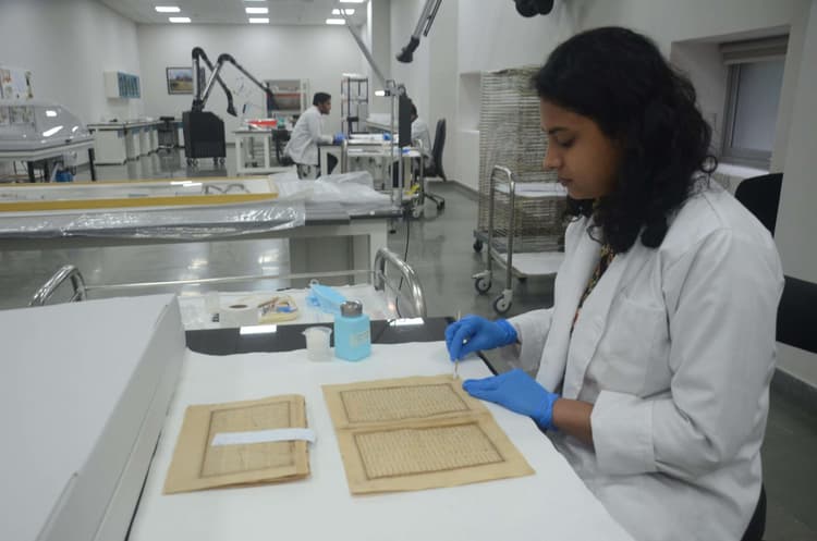 बिहार संग्रहालय के कंजर्वेशन लैब में मुगलकालीन फरमानों को किया जा रहा संरक्षित