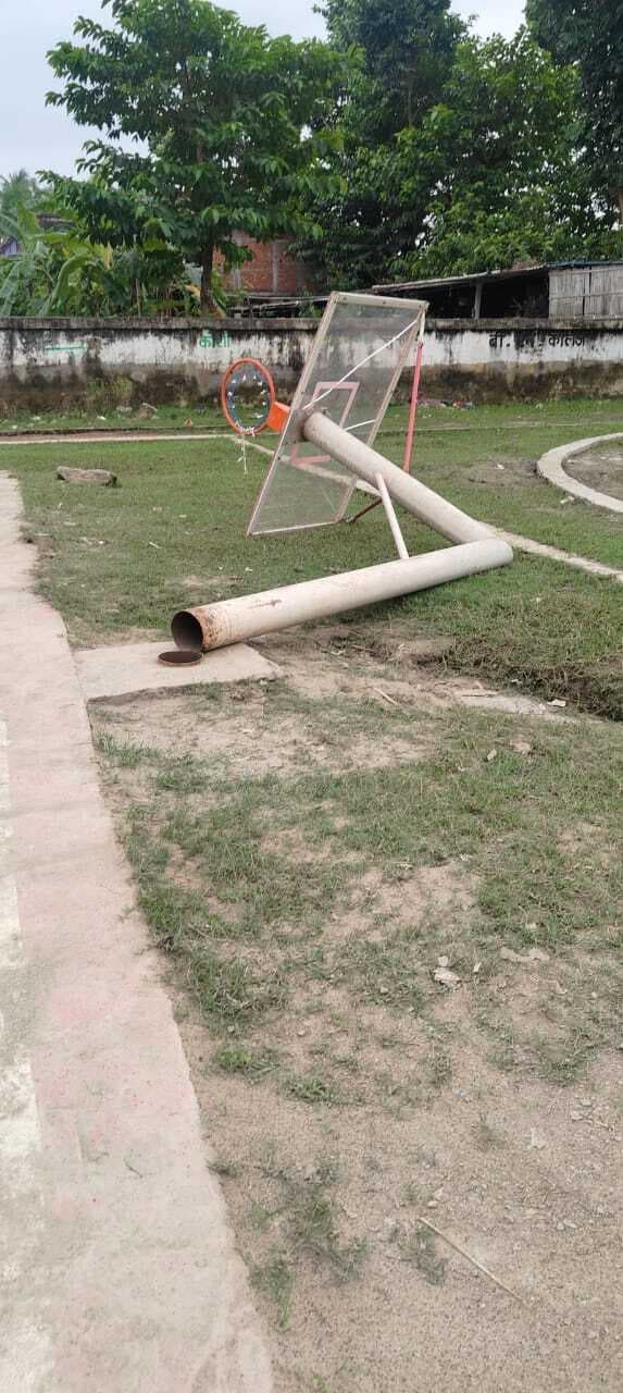 गोलपोस्ट व वॉलीबाल स्टैंड को काटकर हटाने के मामले में विभाग ने की कार्रवाई