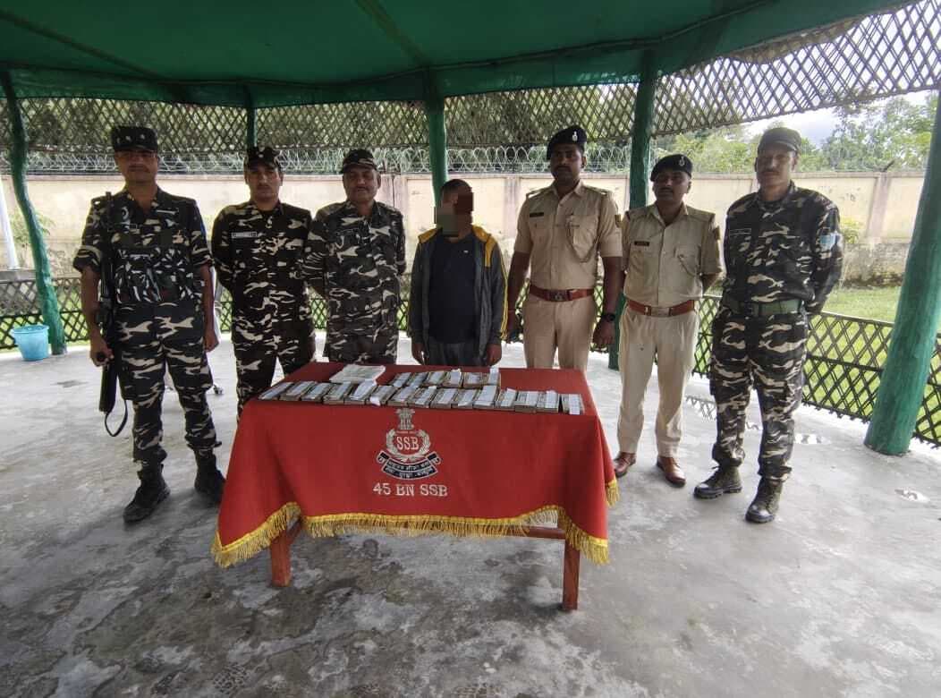 16,50,200 नेपाली रुपये लेकर बाइक सवार गिरफ्तार