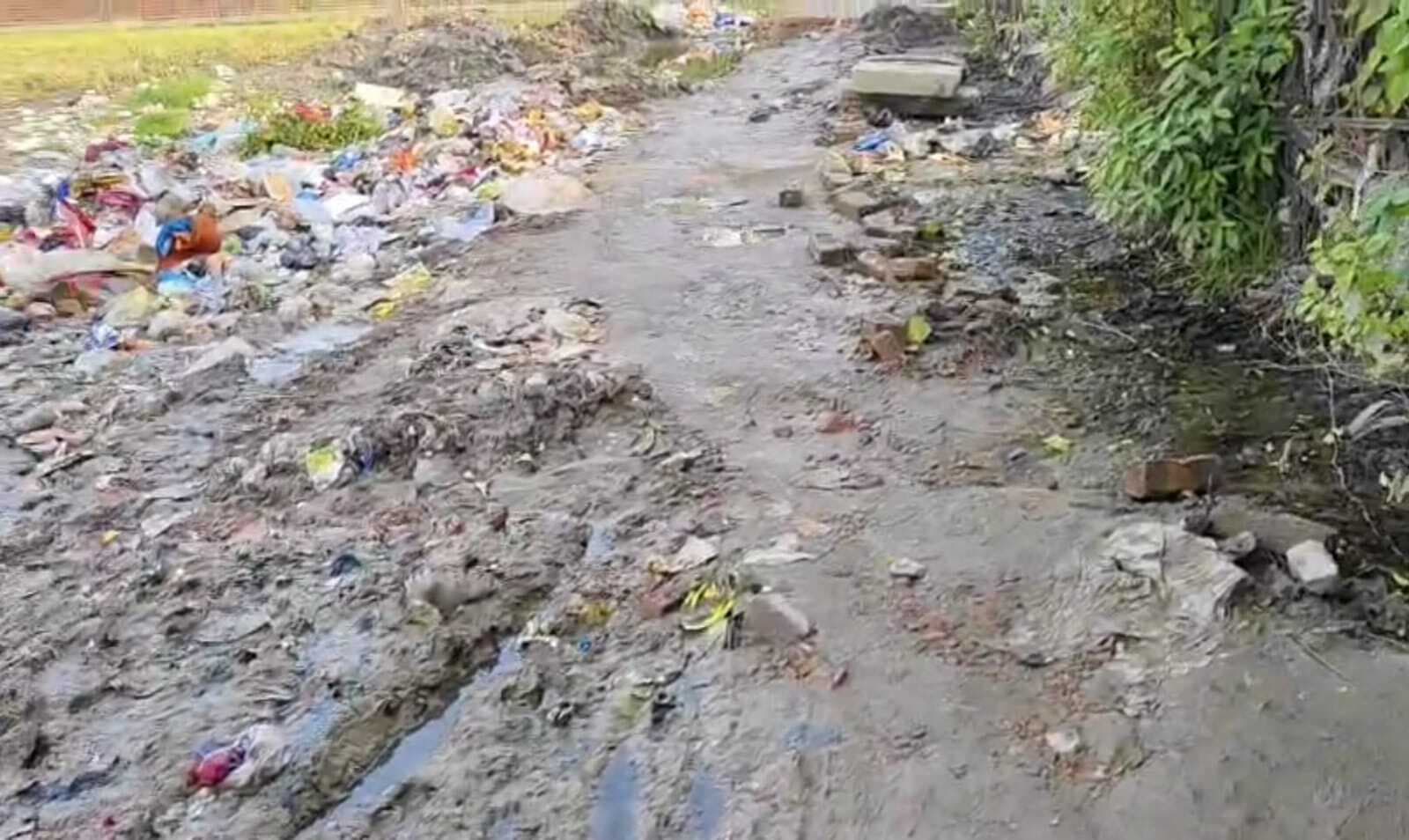 hajipur news. बारिश से शहर की कई सड़कों पर कीचड़ से लोगों की बढ़ी परेशानी