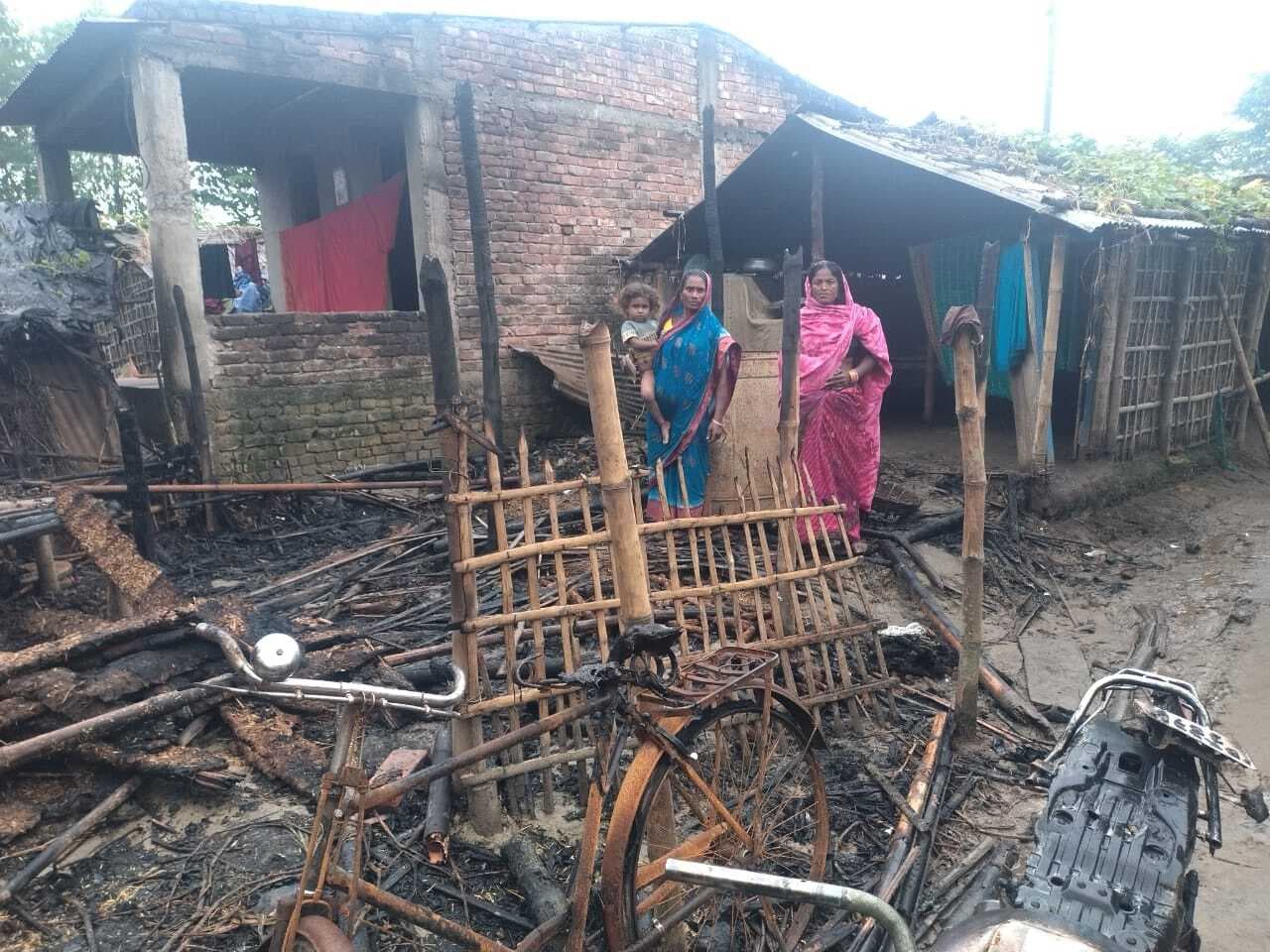 चूल्हे की चिंगारी से लगी आग, दो घर जले