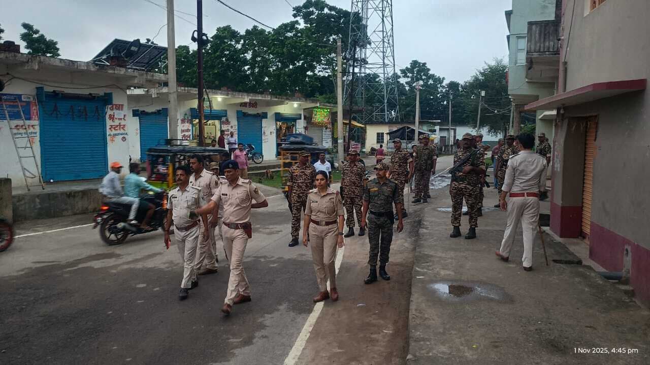 मानिकपुर क्षेत्र में पुलिस ने किया फ्लैग मार्च