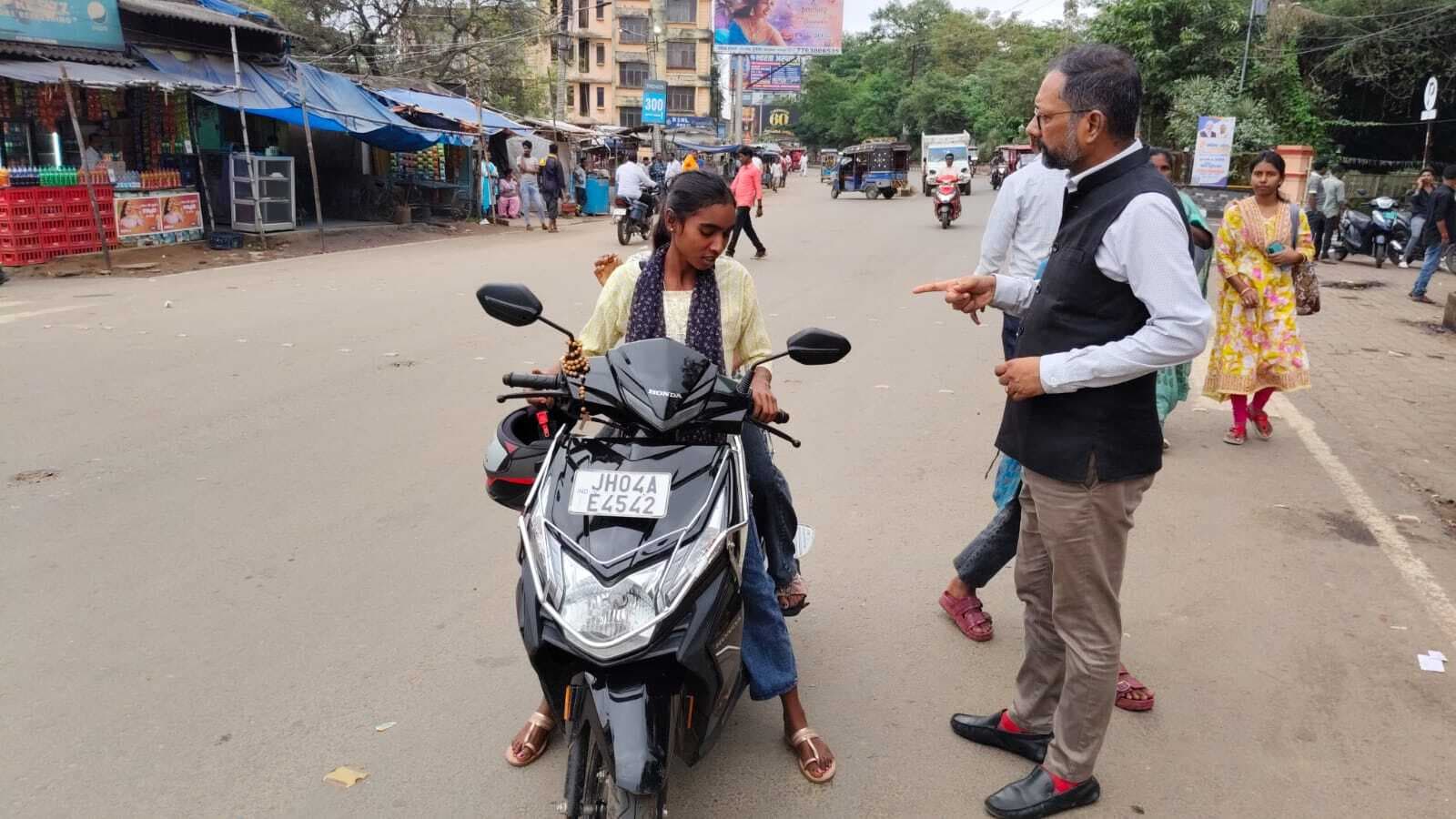 बस स्टैंड के पास 50 वाहनों से वसूला गया जुर्माना