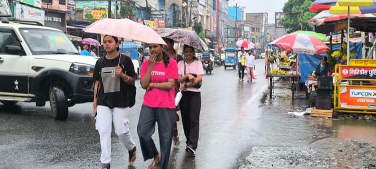 Giridih News:आसमान में छाये रहे काले बादल, दिन भर रुक-रुक कर होती रही बारिश