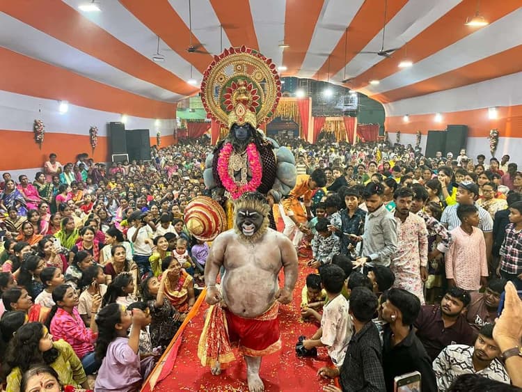 Seraikela Kharsawan News : भजनों की वर्षा से सराबोर हुआ शहर, झूम उठे श्रद्धालु
