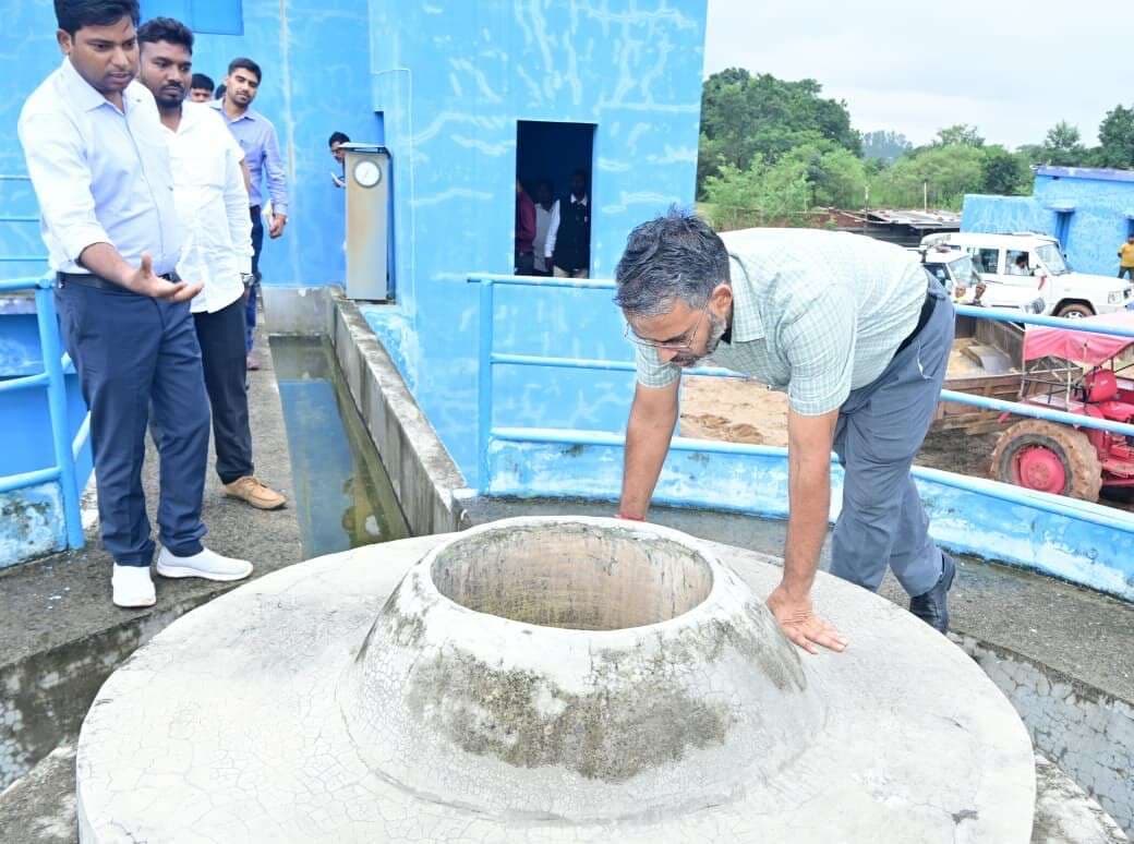 Giridih News :डीसी ने कल्याण पदाधिकारी को लगायी फटकार, कहा तुम सिर्फ अपना कल्याण करते हो