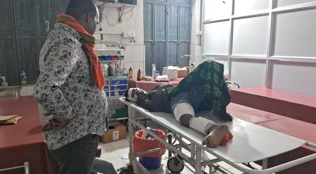 स्कॉर्पियो व बाइक की टक्कर में दो युवक घायल, एक रेफर