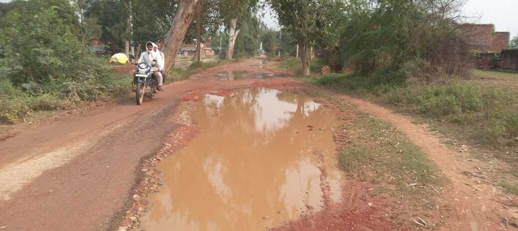 बारिश से लरमा नहर पथ पर उभरे जानलेवा गड्ढे