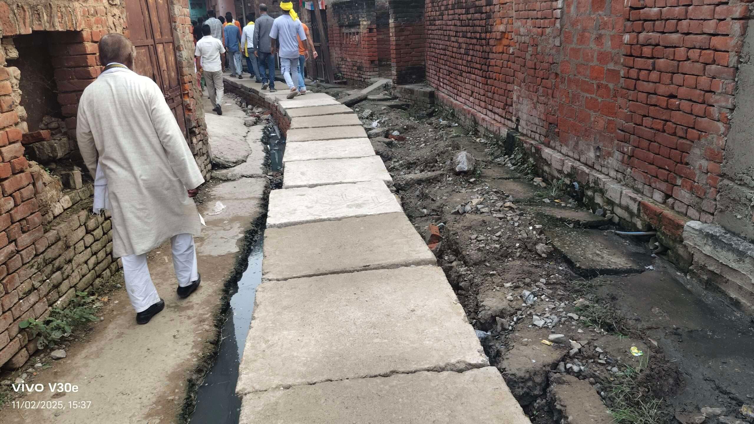 फखराबाद में अधूरा नाला निर्माण बना परेशानी का कारण