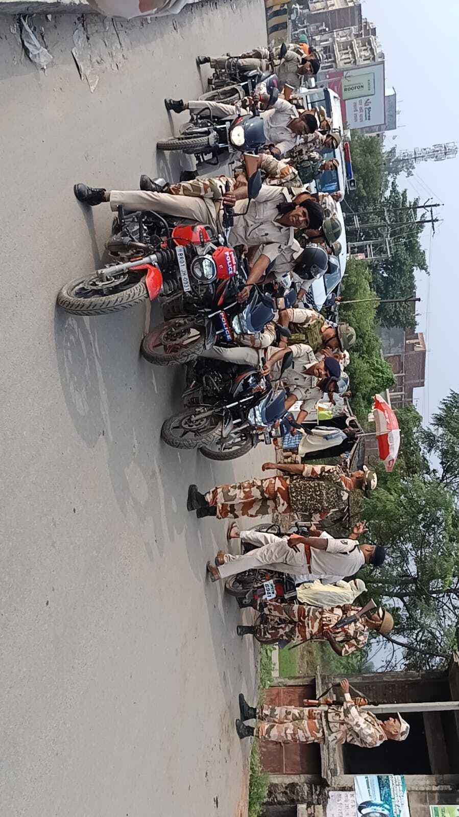 शांतिपूर्ण मतदान के लिए निकाला फ्लैग मार्च