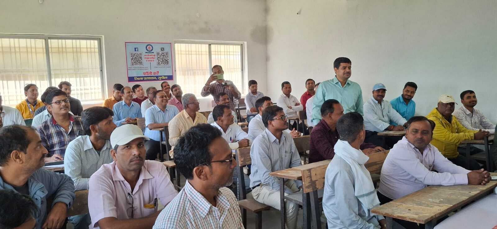 विस चुनाव - मतदान कर्मियों का दिया प्रशिक्षण