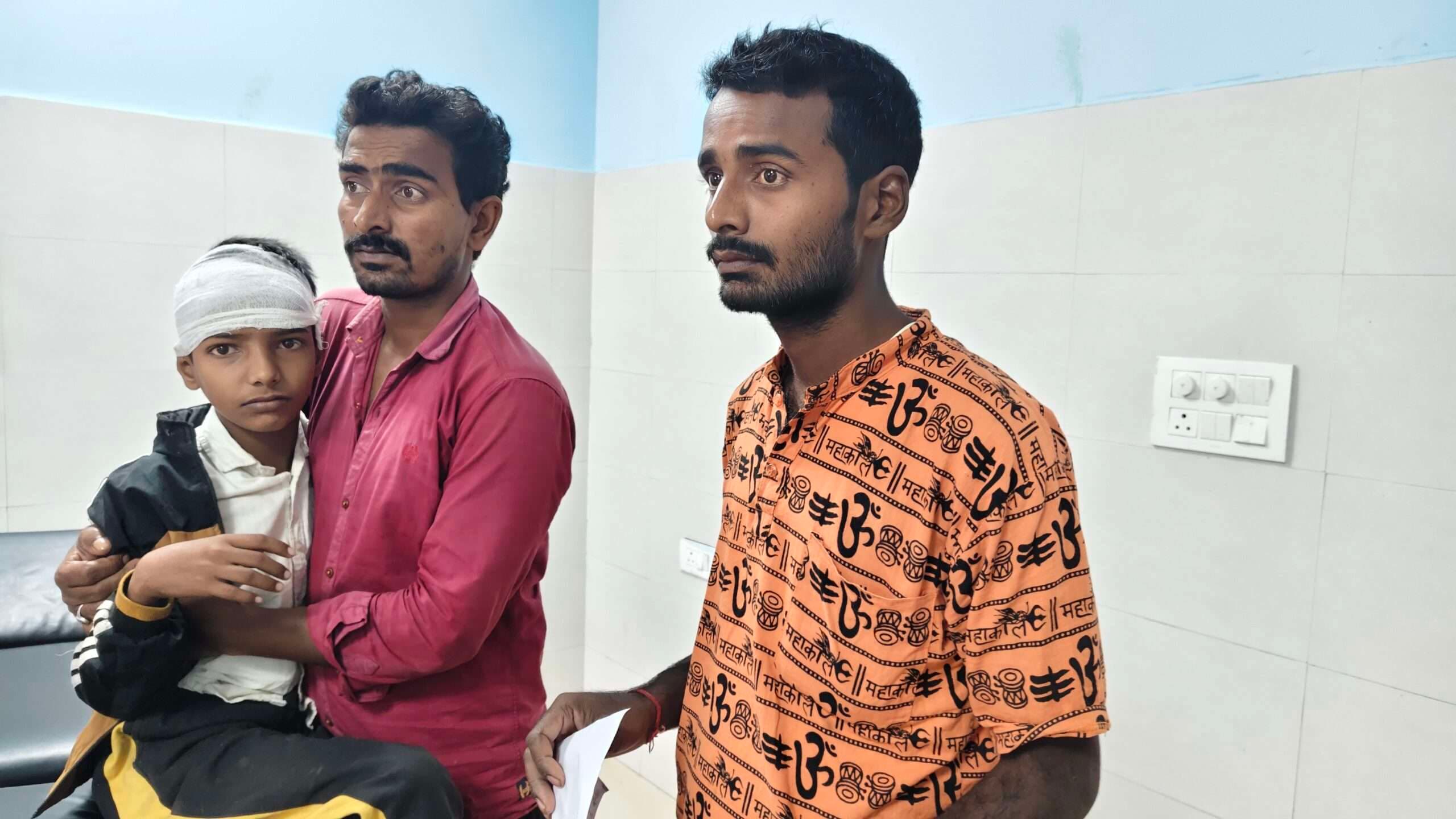 हाइ टेंशन बिजली प्रवाहित तार की चपेट में आने से बच्चा जख्मी