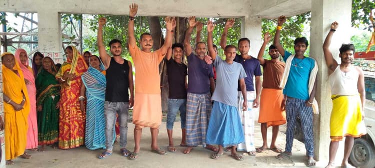 hajipur election news. चकराजो महादलित टोले में लोगों ने रोड नहीं, तो वोट नहीं... का लगाया नारा