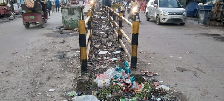 शहर का न्यू मार्केट रोड डिवाइडर बना कचरा फेंकने का सेफ जोन