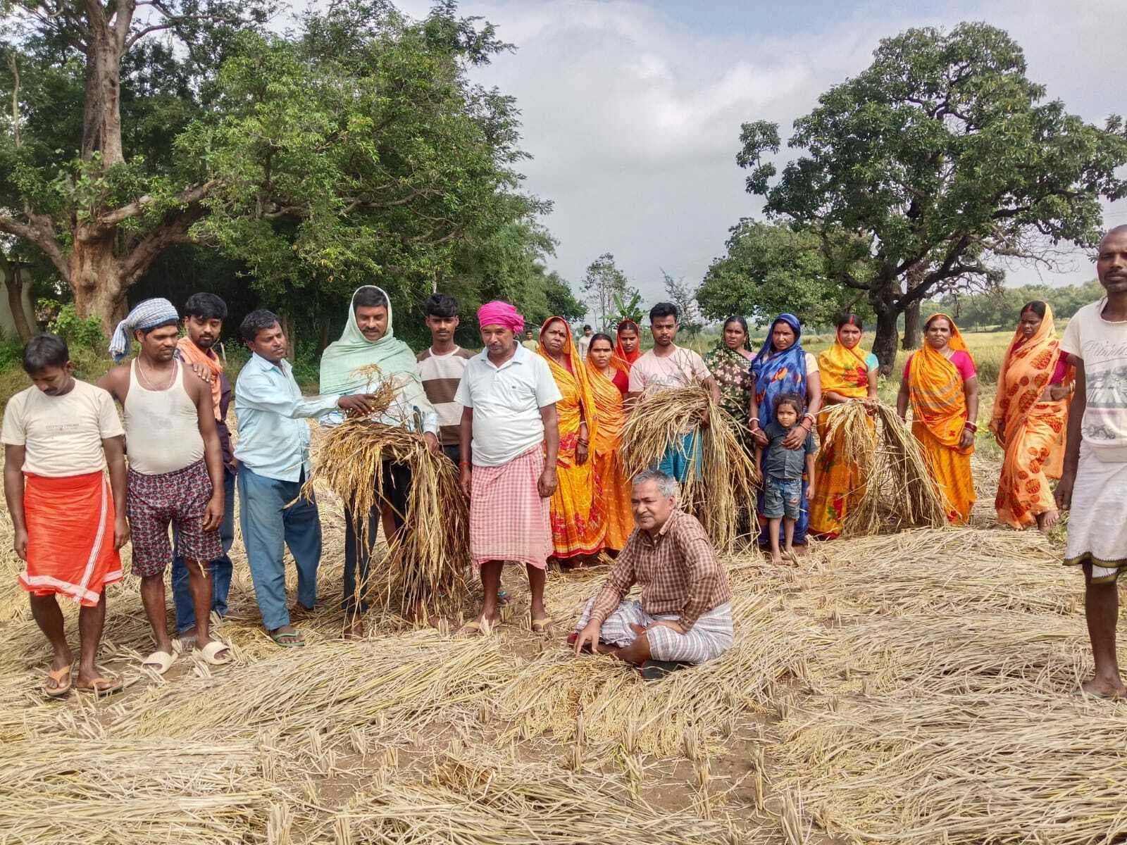 देवीपुर: मुआवजे की मांग को लेकर किसानों ने किया प्रदर्शन