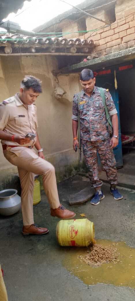 पुलिस ने 50 किलो अवैध जावा महुआ शराब कराया नष्ट