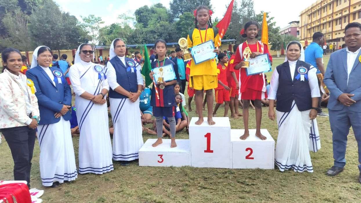 विजेता खिलाड़ियों को मिला पुरस्कार