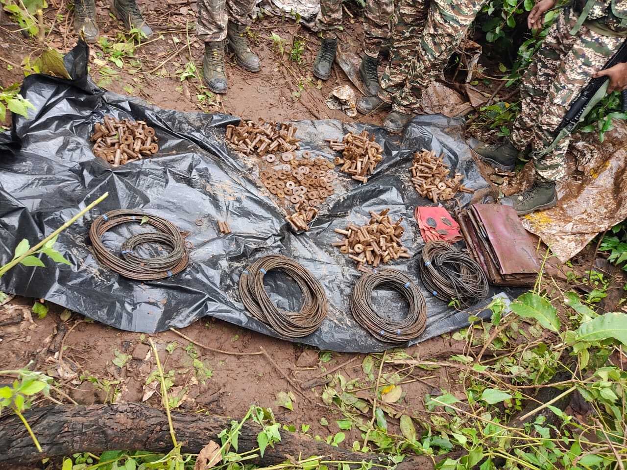 Giridih News :पारसनाथ जंगल से सेफ्टी फ्यूज व नक्सली साहित्य जब्त