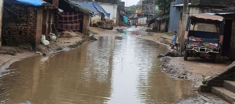सड़क निर्माण में लापरवाही पर ग्रामीणों का विरोध तेज