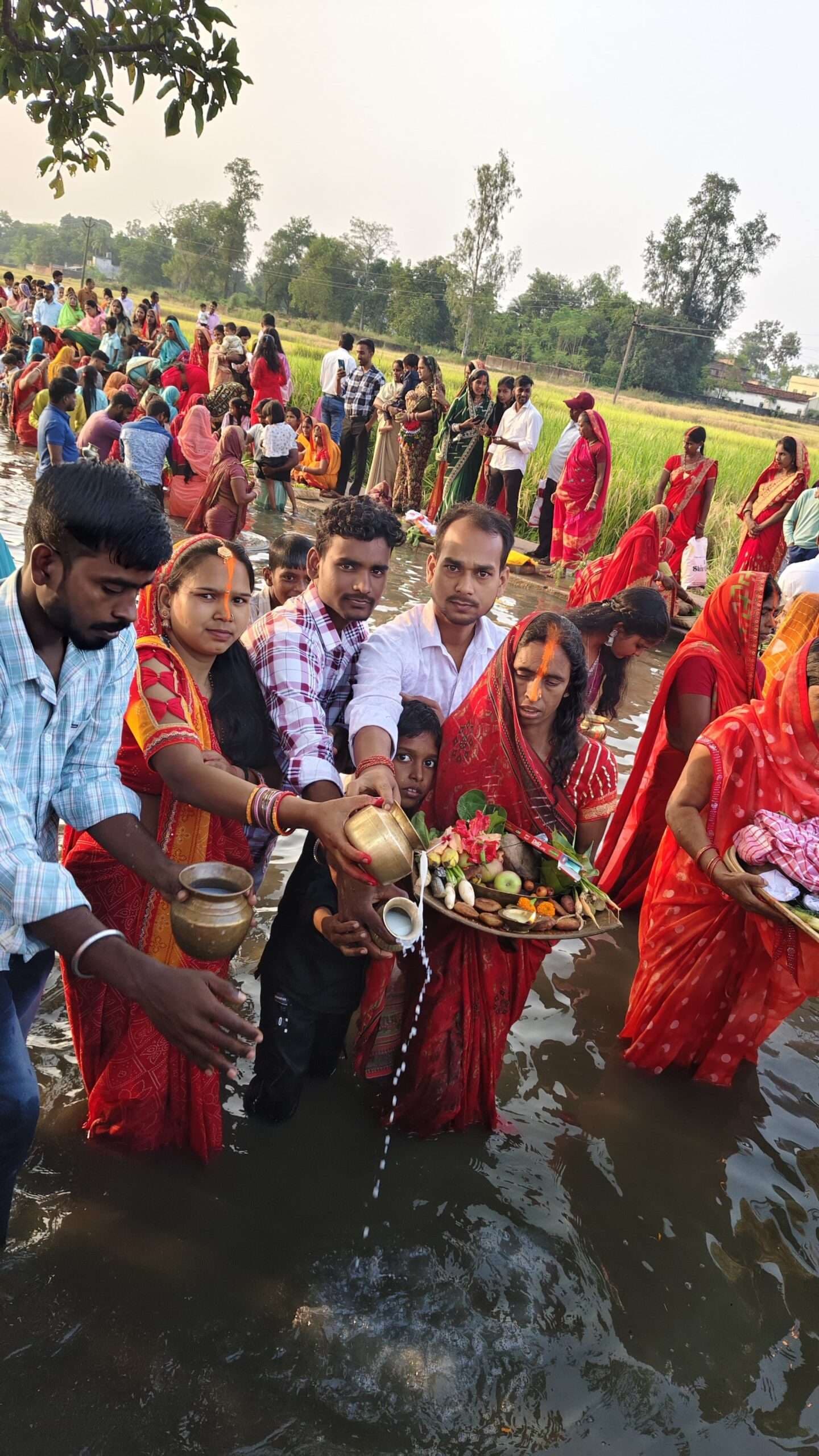 Giridih News :बड़का पर्व व्रतियों ने अस्ताचलगामी सूर्य को दिया अर्घ