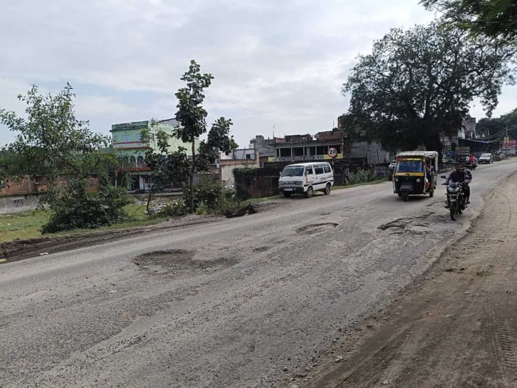 Giridih News :रांची-दुमका रोड पर हरिहरधाम के पास गड्ढों से परेशानी