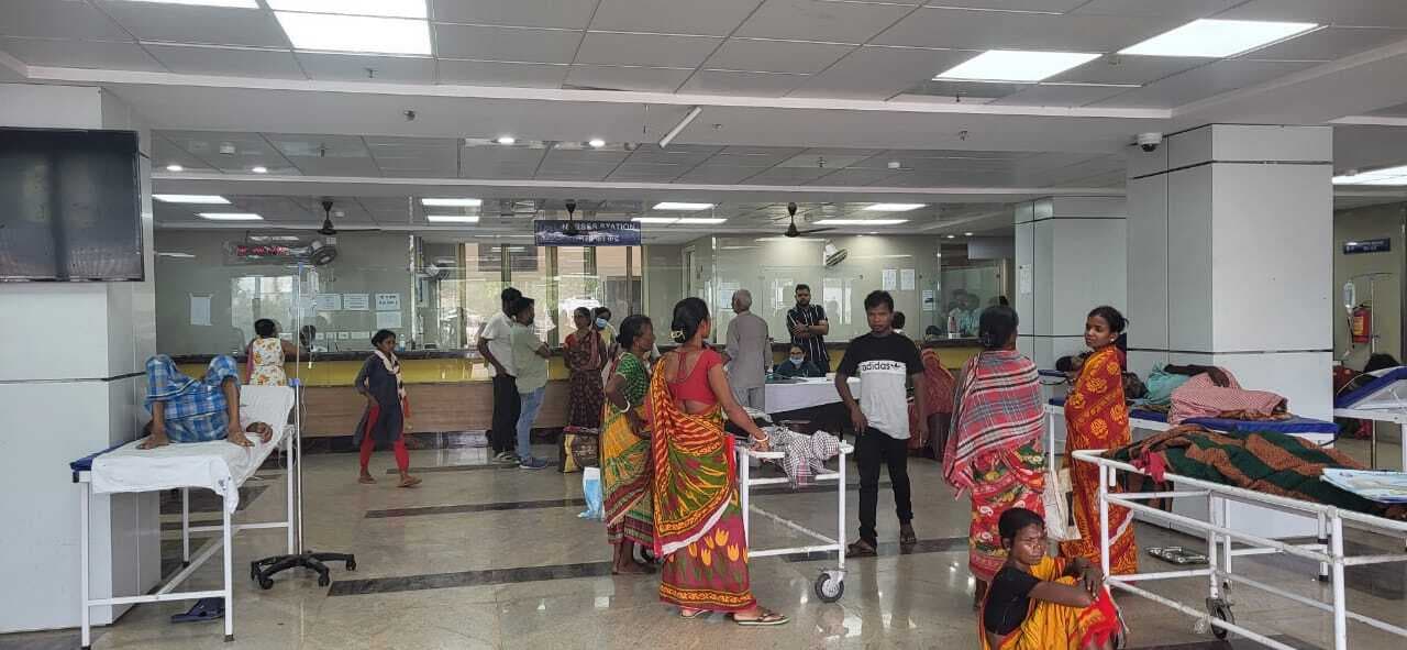 Jamshedpur News : एमजीएम : इमरजेंसी वार्ड में बेड की कमी, अतिरिक्त बेड लगाने का निर्देश