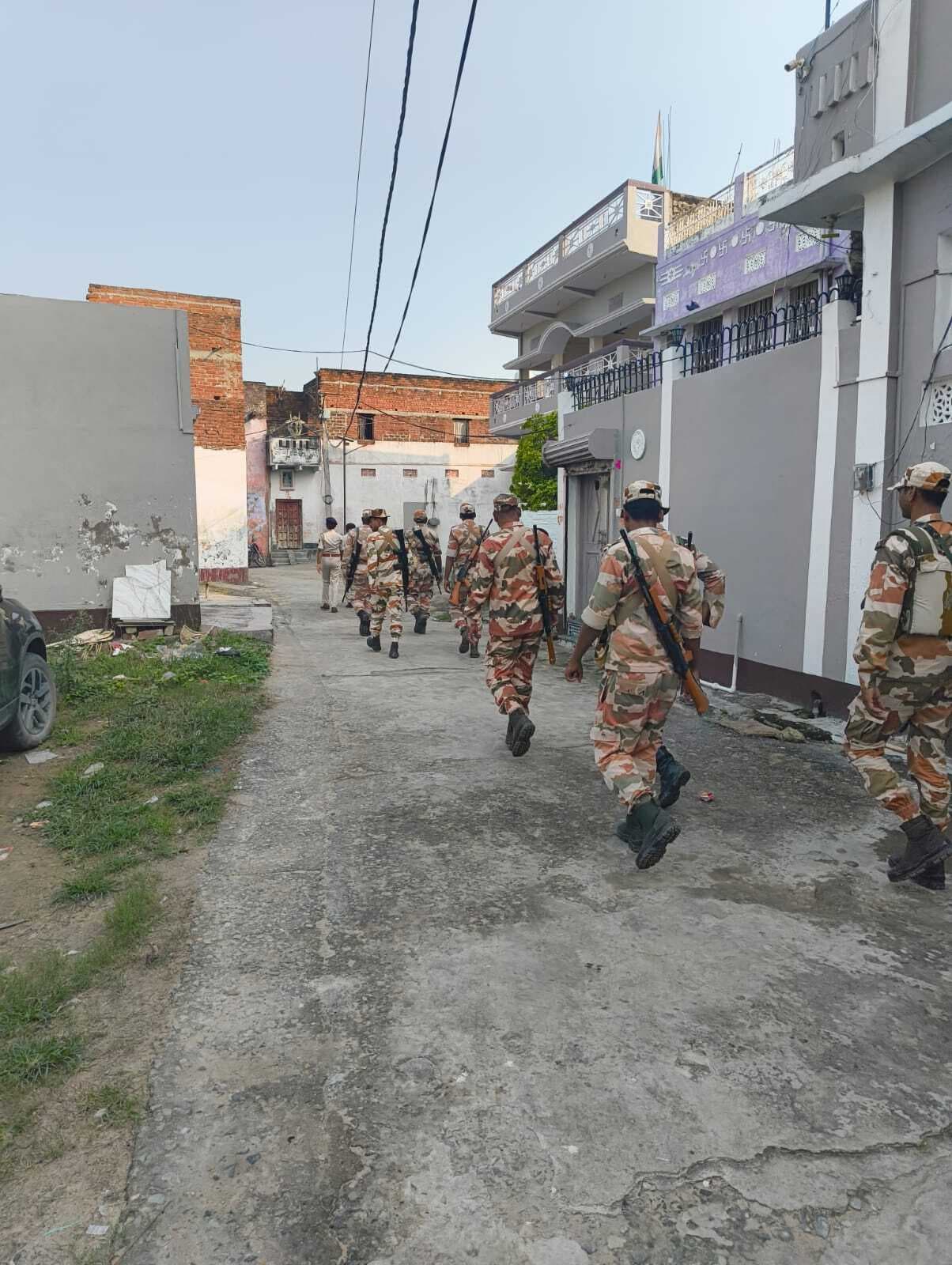 चुनाव को लेकर प्रशासन ने निकाला फ्लैग मार्च