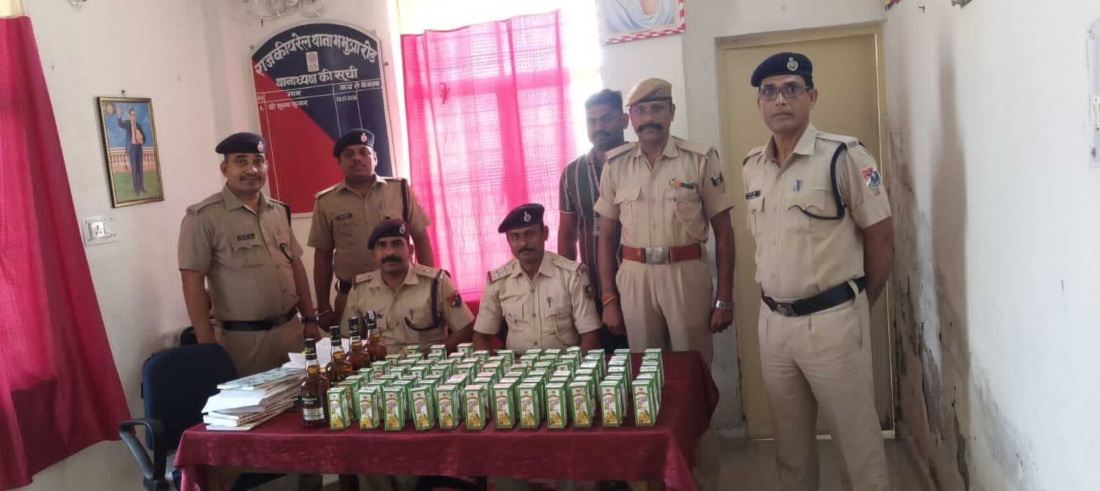 ट्रेन चेकिंग के दौरान दो लावारिस बैग से 18 लीटर शराब बरामद