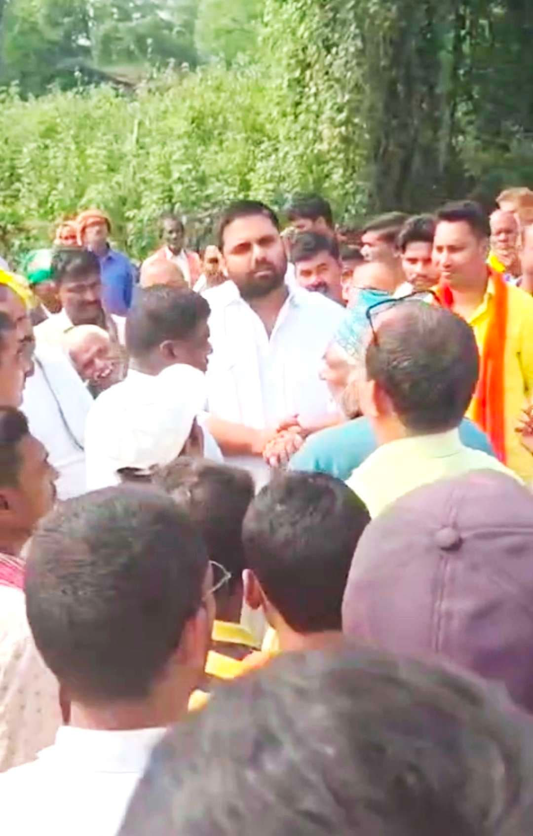 राजद उम्मीदवार आमोद चंद्रवंशी की मां का निधन, जदयू प्रत्याशी ने पहुंचकर बंधाया ढांढ़स