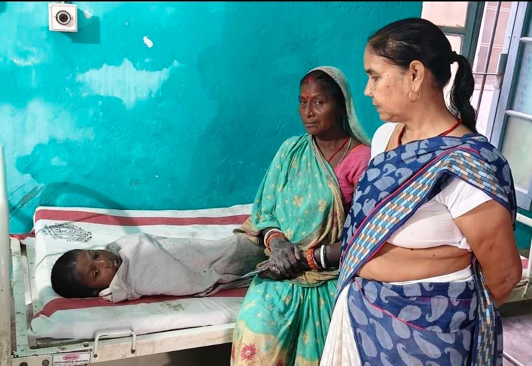करेंट लगने से बेहोश हुआ बालक, अस्पताल में भर्ती