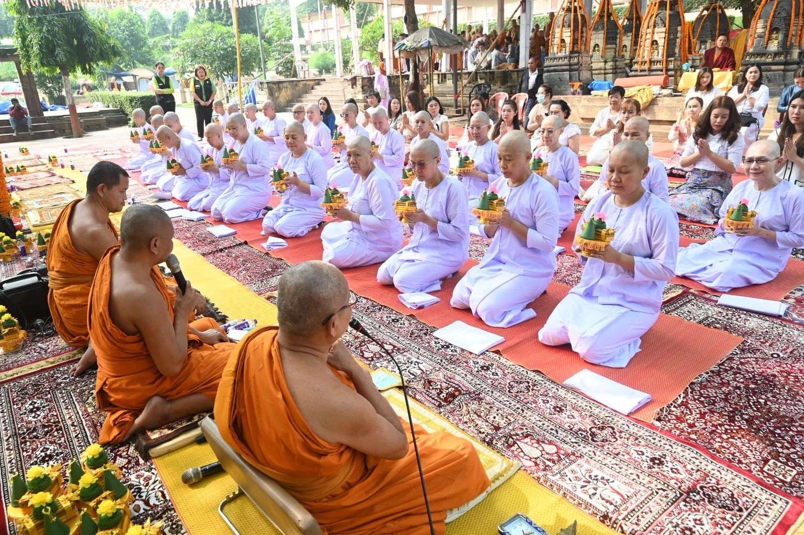 थाइलैंड के श्रद्धालुओं ने बोधिवृक्ष के नीचे भिक्षुओं से ली दीक्षा