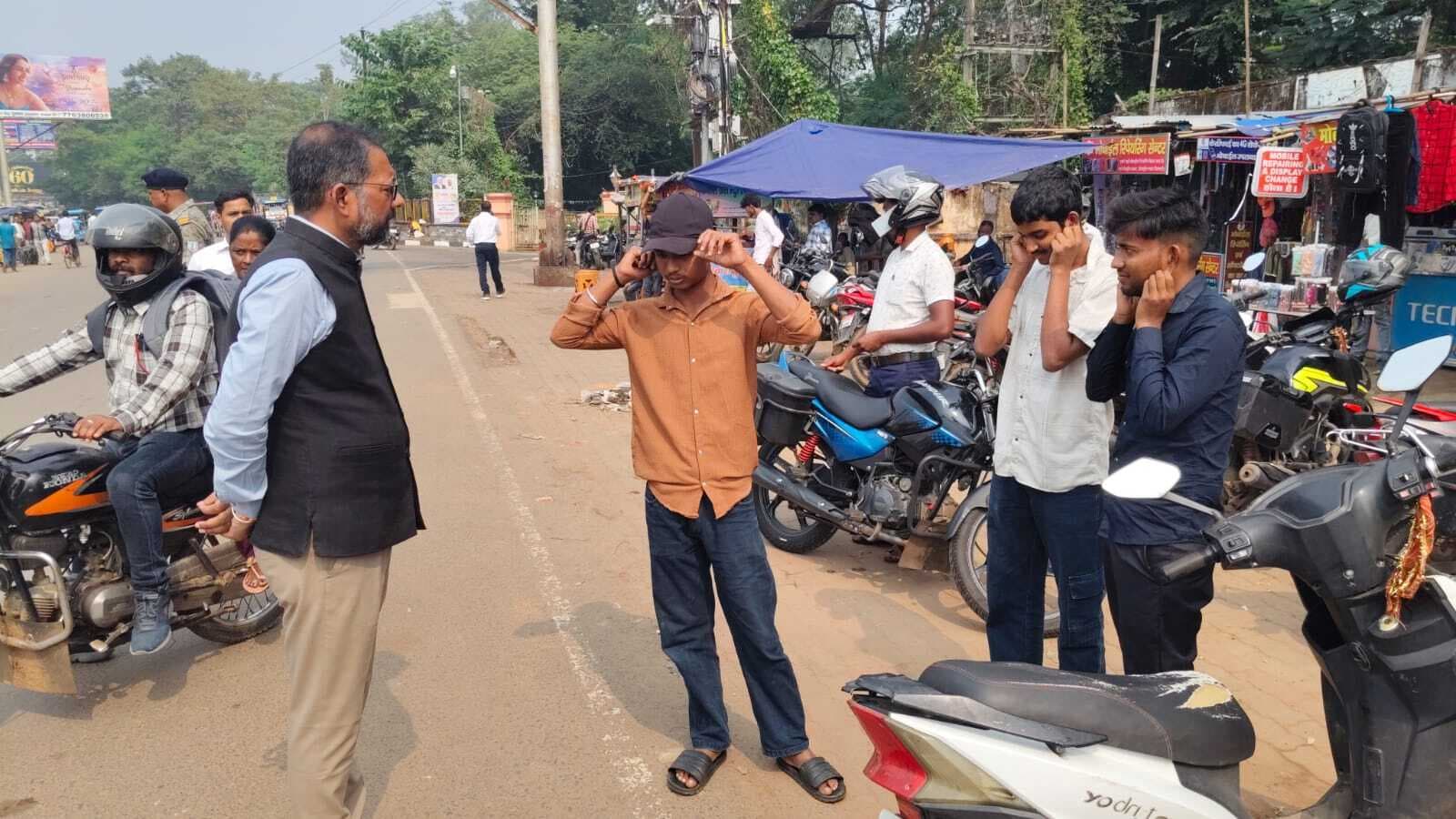 तीसरे दिन भी चला वाहन जांच अभियान, चालकों को दी गयी हिदायत