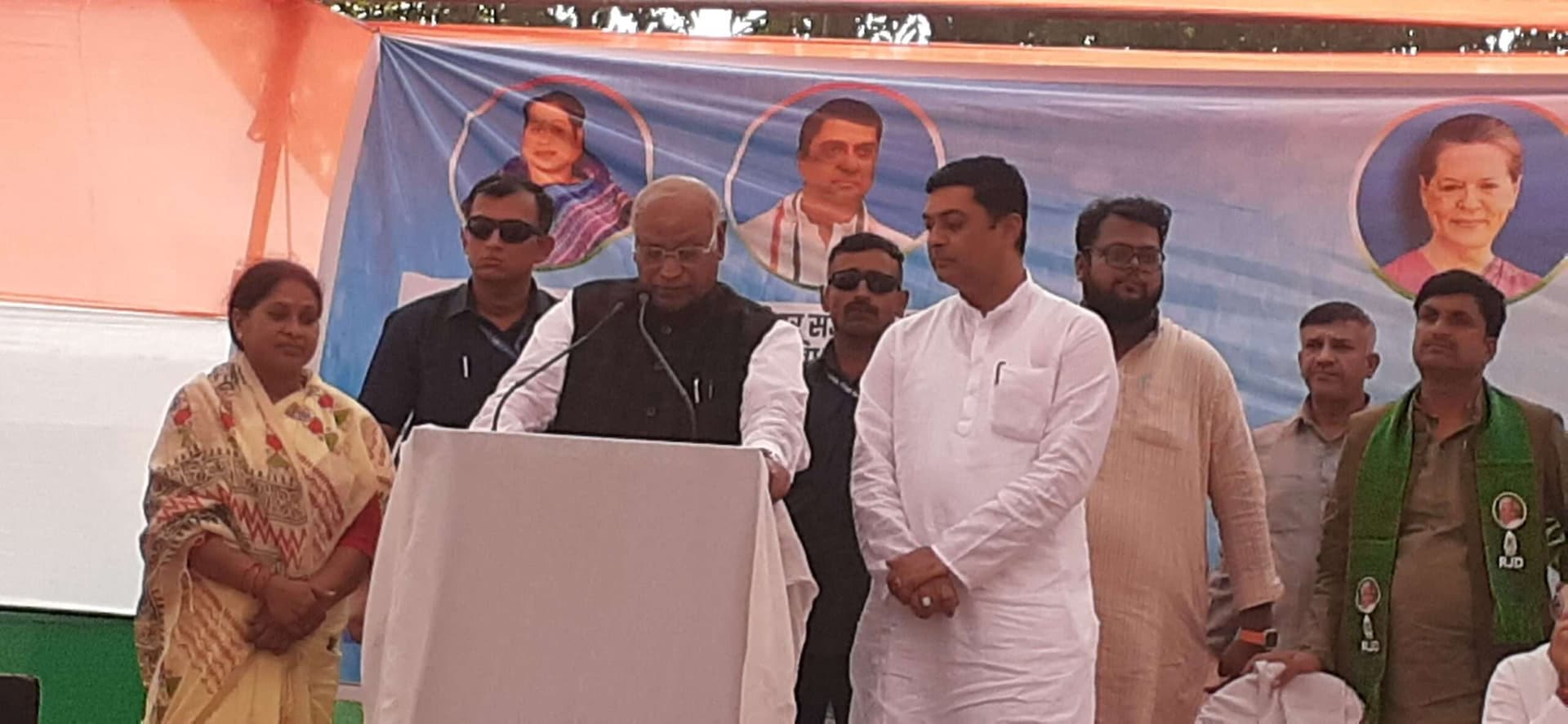 hajipur election news. 20 साल में पलायन नहीं रोक सकते थे, नौकरी नहीं दे सकते थे, झूटे विकास का पीट रहे डंका : खरगे