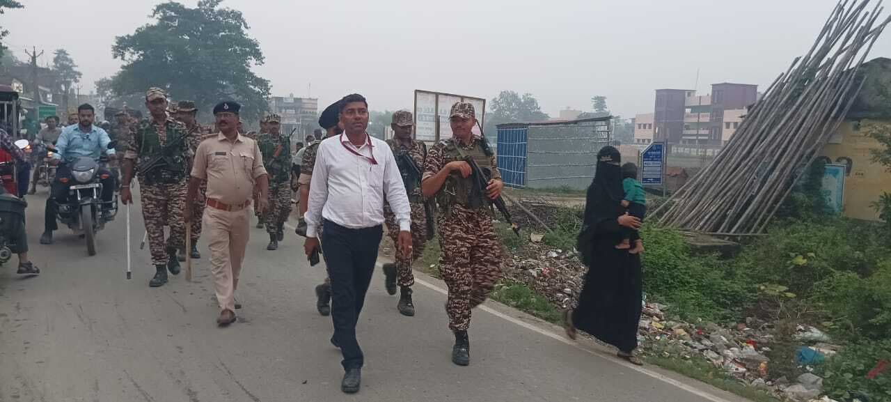 चुनाव को लेकर पुलिस पदाधिकारी ने किया फ्लैग मार्च